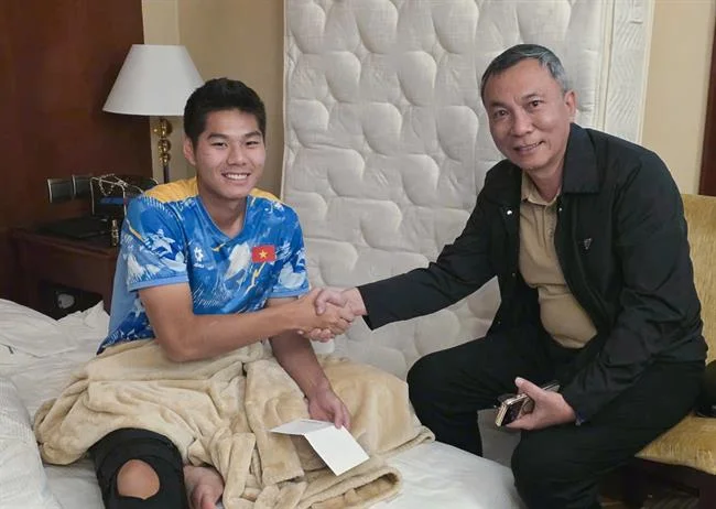Người chơi đang tận hưởng trò chơi casino trực tuyến trên ứng dụng daga68, hiển thị các trò chơi như baccarat, roulette và máy đánh bạc